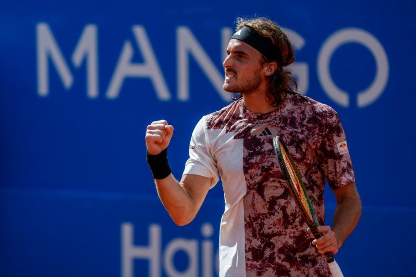 El griego Stefanos Tsitsipas celebra su victoria ante Lorenzo Musetti en la semifinal del Abierto de Barcelona el sábado 22 de abril del 2023.