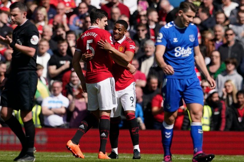 Anthony Martial del Manchester United celebra con su compañero Harry Maguire el segundo gol del equipo en la victoria ante el Everton en la Liga Premier el sábado 8 de abril del 2023.&nbsp;