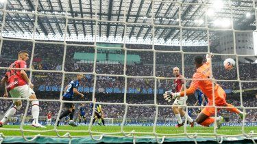 Henrikh Mkhitaryan, del Inter, marca un gol ante Milán el sábado 16 de septiembre de 2023, en el estadio San Siro&nbsp;
