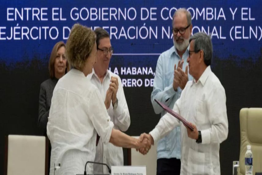 La representante del gobierno colombiano, Vera Grabe (izq), y el jefe negociador del ELN, Pablo Beltrán, se dan la mano tras firmar un acuerdo de extensión del alto el fuego, el 6 de febrero de 2024 en La Habana