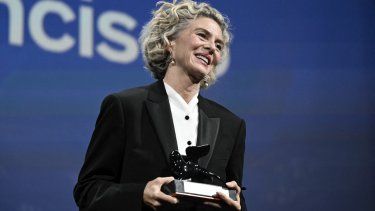 Margarita Rosa De Francisco recibe el premio a la Mejor Actriz por su papel en la película El Paraíso parte de la selección Orizzonti durante la ceremonia de premiación del 80º Festival de Cine de Venecia el 9 de septiembre de 2023 en el Lido de Venecia.
