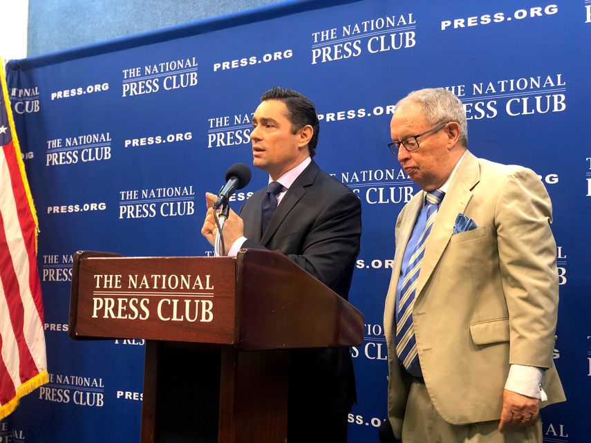 Carlos Vecchio (izq.), embajador de Venezuela en los Estados Unidos.&nbsp;