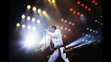 Una fotografía de archivo tomada el 18 de septiembre de 1984 que muestra a la estrella de rock Freddie Mercury, cantante del grupo de rock Queen, durante un concierto en el Palais Omnisports de Paris Bercy (POPB). Una fotografía de archivo tomada el 18 de septiembre de 1984 que muestra a la estrella de rock Freddie Mercury, cantante del grupo de rock Queen, durante un concierto en el Palais Omnisports de Paris Bercy (POPB).