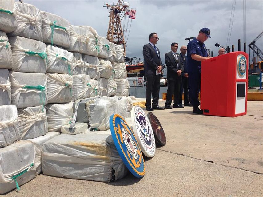 El capitán de la base de la Guardia Costera en San Juan, Drew Pearson, se dirige a la prensa este martes 6 de mayo después de que miembros de la Agencia Antinarcóticos de EE.UU. descargaran los 1.280 kilos de cocaína que incautaron el pasado 29 de abri