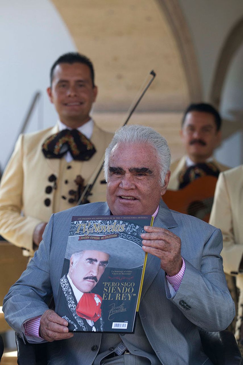 El legendario cantante mexicano Vicente Fernández exhibe la portada del libro sobre su vida titulado Pero sigo siendo el rey que presentó en su rancho Tlajomulco de Zúñiga, México. (AP Photo/Refugio Ruiz)