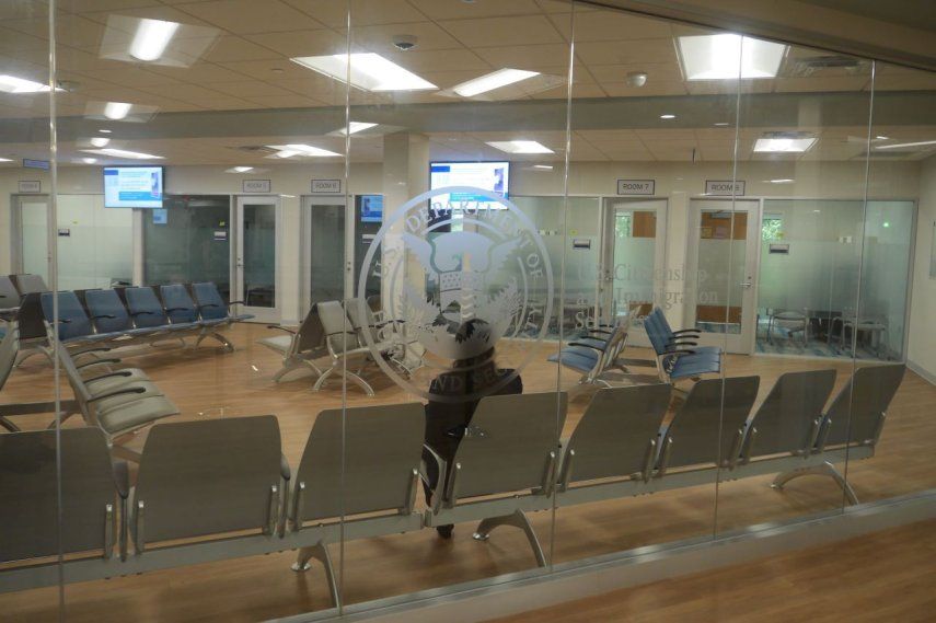 Sala de espera de una de las oficinas del Servicio de Inmigración y Ciudadanía de los Estados Unidos.