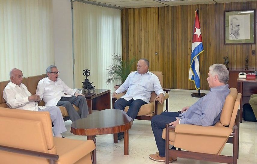 El general cubano Raúl Castro (2-izq.), conversa con el segundo hombre del chavismo en Venezuela, Diosdado Cabello (2do-der.), acompañados del designado gobernante de la isla, Miguel Díaz-Canel (der.), y el segundo secretario del Partido Comunista, José Ramón Machado Ventura, en La Habana, el 7 de junio de 2019.