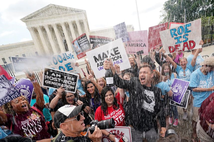 Manifestantes provida celebran frente a la Corte Suprema de Estados Unidos, el viernes 24 de junio de 2022, en Washington.