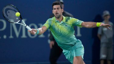 El serbio Novak Djokovic devuelve el balón al polaco Hubert Hurkacz durante su partido de cuartos de final del Dubai Duty Free Tennis Championships en Dubái, Emiratos Árabes Unidos, el jueves 1 de marzo de 2023.&nbsp;