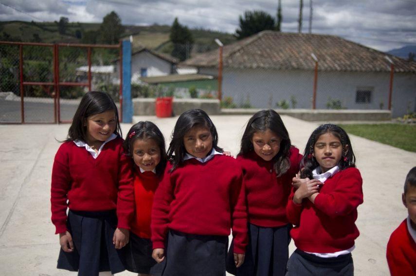 En esta foto de archivo tomada el 7 de noviembre de 2012, niñas posan en una escuela rural de La Palizada en Tulcán, provincia de Carchi, en Ecuador, cerca de la frontera con Colombia. Ecuador autorizó el 2 de junio de 2021 el regreso progresivo a clases presenciales en escuelas y universidades, las cuales habían sido suspendidas debido a la pandemia COVID-19.