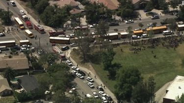 Vista del momento en que son evacuados los niños de la escuela North Park en San Bernardino, al este de Los Ángeles, California.
