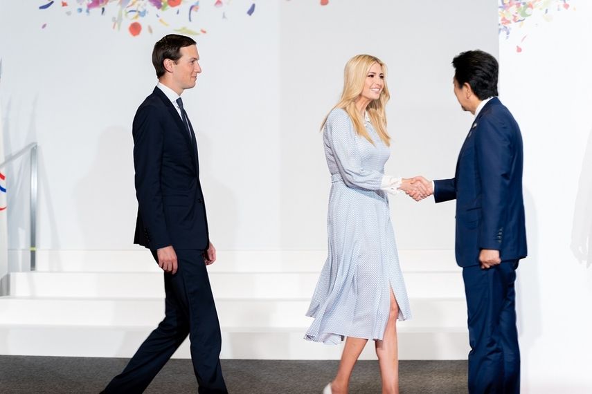 El primer ministro japonés, Shinzo Abe, da la bienvenida a la hija del presidente Donald J. Trump, Ivanka Trump, y Jared Kushner a la Cumbre del Japón del G20 en Japón.