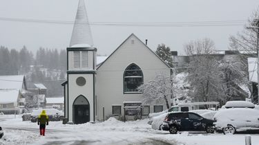 Una persona camina por una calle cubierta de nieve el 1 de marzo de 2024 en Truckee, California.