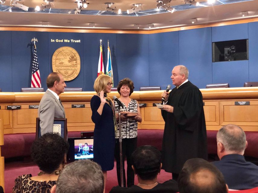 Juramentación de Eileen Higgins. En la foto, de izq a derecha: Harvey Rubin, Higgins, Cindy Lerner y el juez David Young.