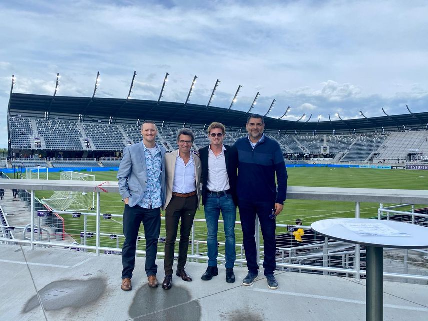 Directivos que hacen posible el Daytona Soccer Fest, con Darío Sala a la derecha, en el autódromo internacional de Daytona.&nbsp;