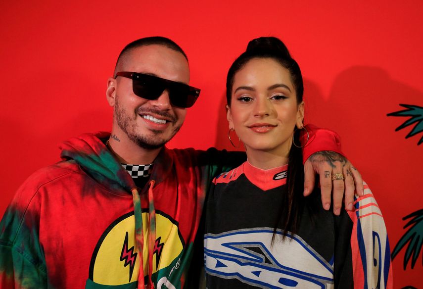 El cantante colombiano J Balvin y la cantante española Rosalía antes de actuar en The Forum, en Los Angeles.