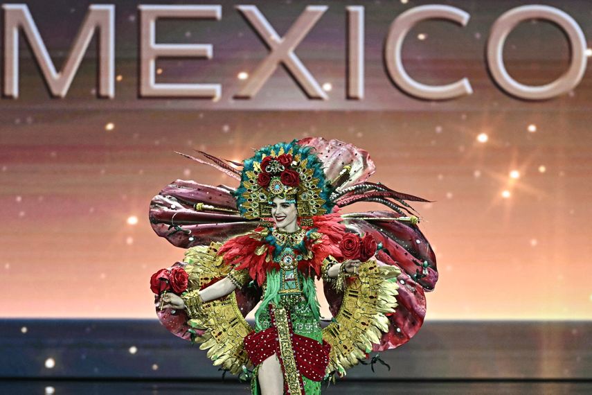 Miss México, Fátima Bosch, desfila en el escenario durante la presentación de trajes típicos de Miss Universo 2025 en la provincia de Nonthaburi, al norte de Bangkok.