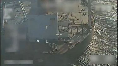 Fuerzas militares estadounidenses durante la ejecución de una orden de incautación de un buque de petróleo crudo frente a la costa de Venezuela el 10 de diciembre.