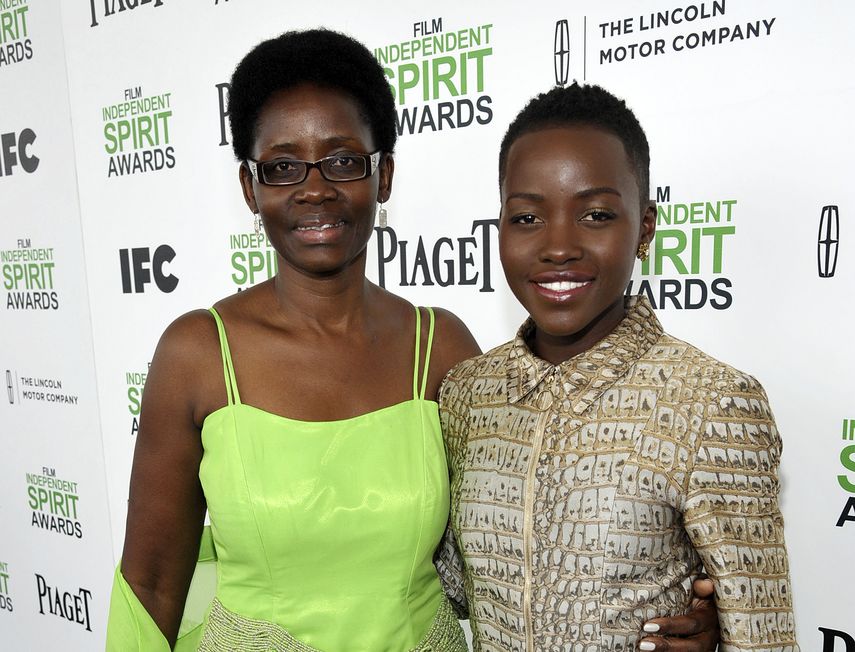 En esta foto de archivo del 1 de marzo del 2014, la actriz Lupita Nyongo, a la derecha, con su madre, Dorothy Nyongo, en la ceremonia de entrega de los premios Independent Spirit en Santa Monica, California.&nbsp;