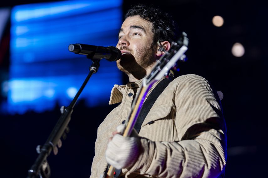 Kevin Jonas actúa con los Jonas Brothers antes de un partido de hockey de la NHL Stadium Series entre los New Jersey Devils y los Philadelphia Flyers en East Rutherford, Nueva Jersey, el sábado 17 de febrero de 2024.&nbsp;