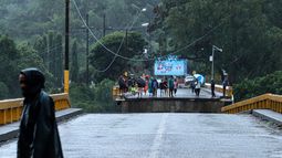 La gente se encuentra en el puente Saopin, destruido por el creciente caudal del río Cangrajal tras el paso de la tormenta tropical Sara en La Ceiba, Honduras, el 15 de noviembre de 2024.
