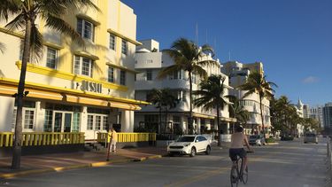 Vista parcial de Ocean Drive, en Miami Beach, con hoteles y locales comerciales cerrados.