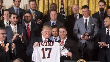 Trump en el momento que recibe su camiseta con el número 17.