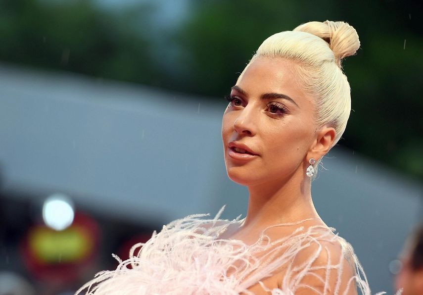 Lady Gaga llega al estreno de la cinta A Star is Born en el Festival Internacional de Cine de Venecia.