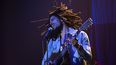 En esta imagen proporcionada por Paramount Pictures, Kingsley Ben-Adir en Bob Marley: One Love.