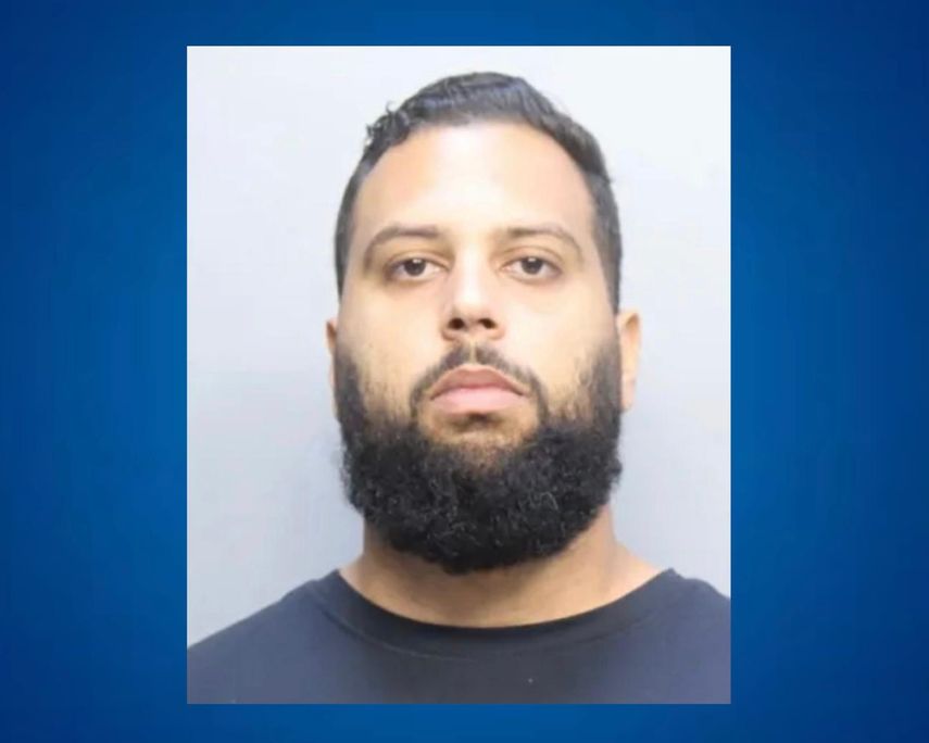 Carlos Cabrera, de 34 años, presunto proveedor de servicios de construcción, fue detenido y acusado de hurto mayor y otros cargos relacionados con la estafa que cometió.