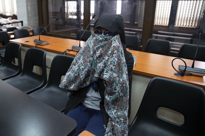 La exprimera dama Sandra Torres se cubre la cara en una corte en Ciudad de Guatemala.&nbsp;