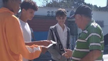 Alumnos de la EIDE de Villa Clara reparten volantes para las votaciones del 26 de marzo en zonas de Santa Clara.&nbsp;