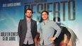 El realizador mexicano Jonás Cuarón posa junto al actor Gael García durante la presentación del filme Desierto en Ciudad de México. (EFE). 