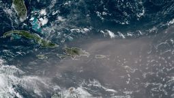 Imagen satelital&nbsp;que muestra una nube de polvo proveniente del desierto del Sahara que avanza hacia el Caribe, el lunes 22 de junio de 2020.