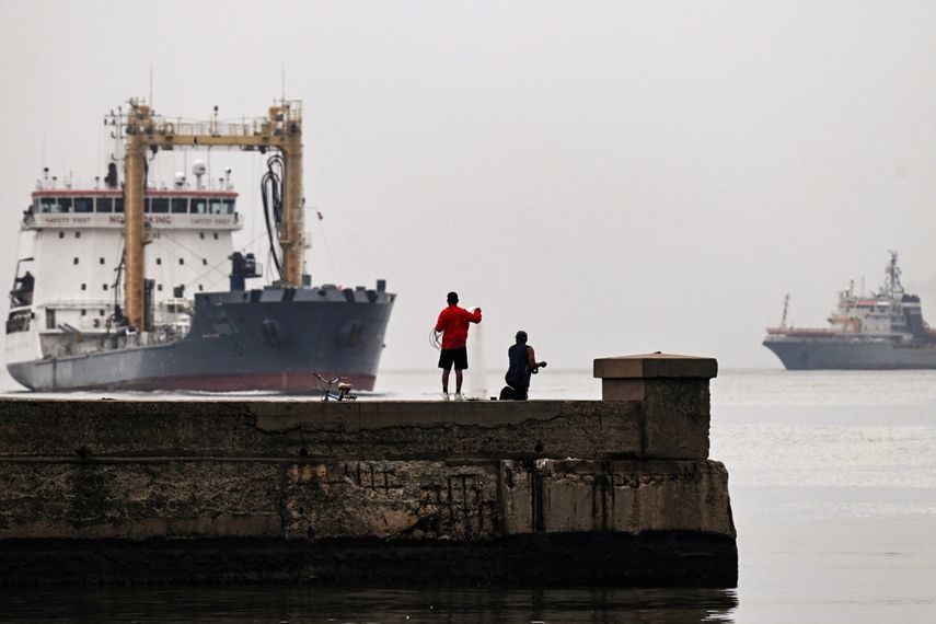 El petrolero de la flota Pashin (L) y el remolcador y rescate Nicolay Chiker (R), parte del destacamento naval ruso que visita Cuba, llegan al puerto de La Habana, el 12 de junio de 2024. El submarino ruso de propulsión nuclear Kazán, que no portarán armas nucleares, y otros tres buques navales rusos, atracarán en la capital cubana del 12 al 17 de junio.