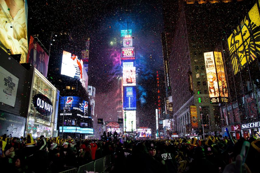 La gente celebra el Año Nuevo en Times Square en Nueva York.&nbsp;