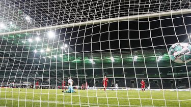 Jonas Hofmann del Borussia Moenchengladbach anota un gol ante el Bayern Múnich en el partido de la Bundesliga, el viernes 8 de enero de 2021.&nbsp;