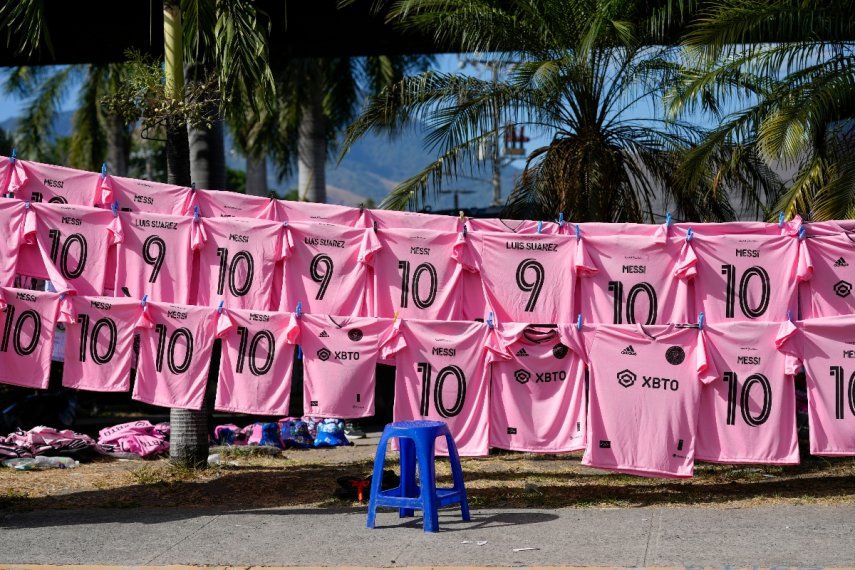 Camisetas de Lionel Messi y Luis Suárez se exhiben a la venta frente al estadio Cuscalán, antes de un partido amistoso entre el Inter Miami y la selección de El Salvador, el viernes 19 de enero de 2024&nbsp;
