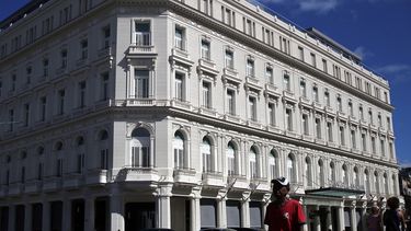 Vista del Gran Hotel Manzana Kempinski, en la emblemática Manzana de Gómez, en La Habana, propiedad de la empresa militar Gaviota.