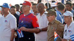 &nbsp;El dictador de Cuba Raúl Castro (2-derecha), junto al designado gobernante Miguel Díaz-Canel (2-izquierda), asiste a la conmemoración del Día Internacional del Trabajo este viernes, en La Habana, Cuba.