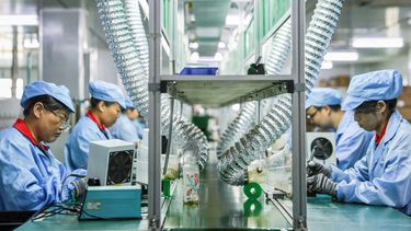 Empleados en una empresa en el centro de China.