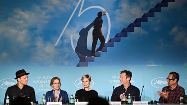 El productor de cine estadounidense Neil Kopp, la directora de cine y guionista estadounidense Kelly Reichardt, la actriz estadounidense Michelle Williams, el escritor estadounidense Jonathan Raymond y el director de fotografía estadounidense Christopher Blauvelt llegan para asistir a una conferencia de prensa sobre la película Showing Up durante la 75ª edición del Festival de Cine de Cannes en Cannes, sur de Francia, el 28 de mayo de 2022.