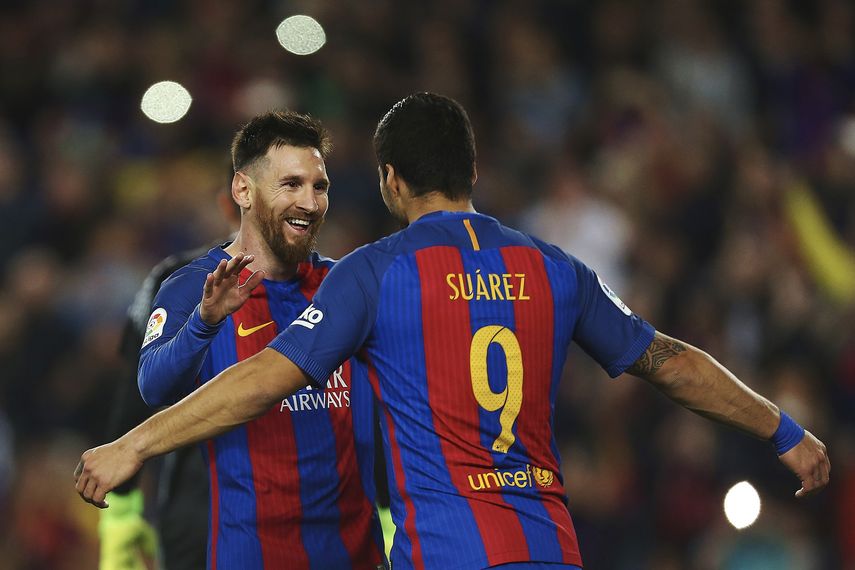El delantero argentino del FC Barcelona Lionel Andrés&nbsp;Messi&nbsp;(izquierda) y el uruguayo Luis Suárez celebran uno de los goles.