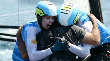 Los medallistas olímpicos de Argentina, Mateo Majdalani y Eugenia Bosco, celebran tras la culminación de la carrera por la presea, el 8 de agosto de 2024.
