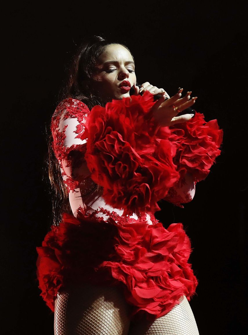 Rosalía está cambiando el flamenco, aseguró la BBC, al tiempo que auguró un prometedor futuro a la vocalista a lo largo de los próximos doce meses.