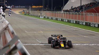 El piloto holandés de Red Bull Racing, Max Verstappen, cruza la línea de meta para ganar el Gran Premio de Fórmula 1 de Baréin en el Circuito Internacional en Sakhir, el 2 de marzo de 2024.  