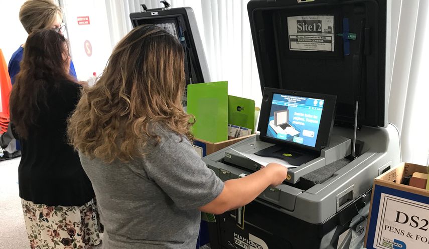 Mujeres ejercen su derecho al voto en Miami-Dade.