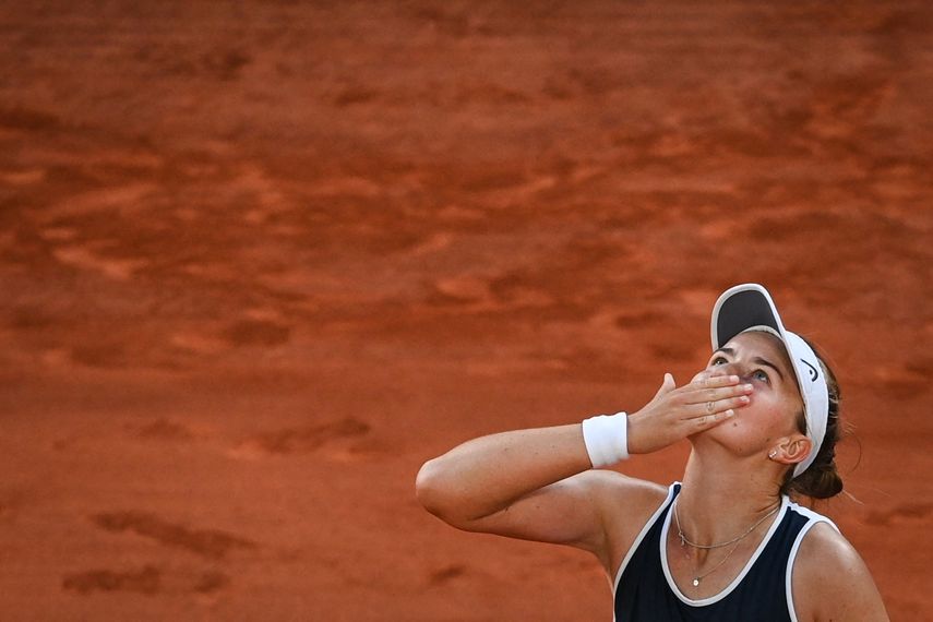 Barbora Krejcikova de la República Checa celebra luego de conseguir el boleto a la final del Roland Garros 2021