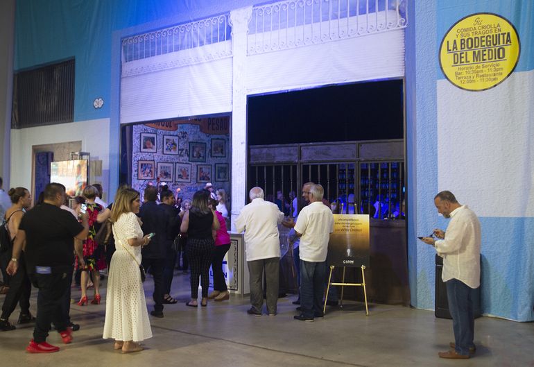 Los asistentes podrán comprar productos de colección como discos y películas, y disfrutar de un entorno familiar donde están representados el Castillo del Morro, el simbólico Malecón, la Catedral de La Habana, el Capitolio, La Habana Vieja y el Cine Teatro Payret, entre otros lugares emblemáticos. 