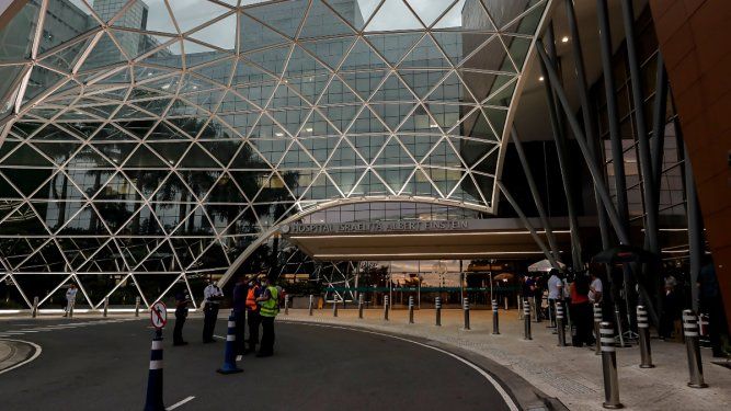 Personal de seguridad vigila la entrada al Hospital Albert Einstein en Sao Paulo, donde permanece internado Pelé, el martes 27 de diciembre de 2022.